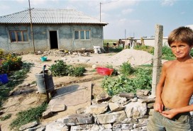 Multe gospodării din mediul rural nu au acces la canalizare şi apă curentă